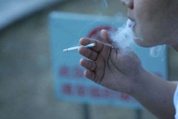 融可赢 16岁女儿得肺癌，竟然是因为父亲吸烟！一人吸烟，全家都被连累！
